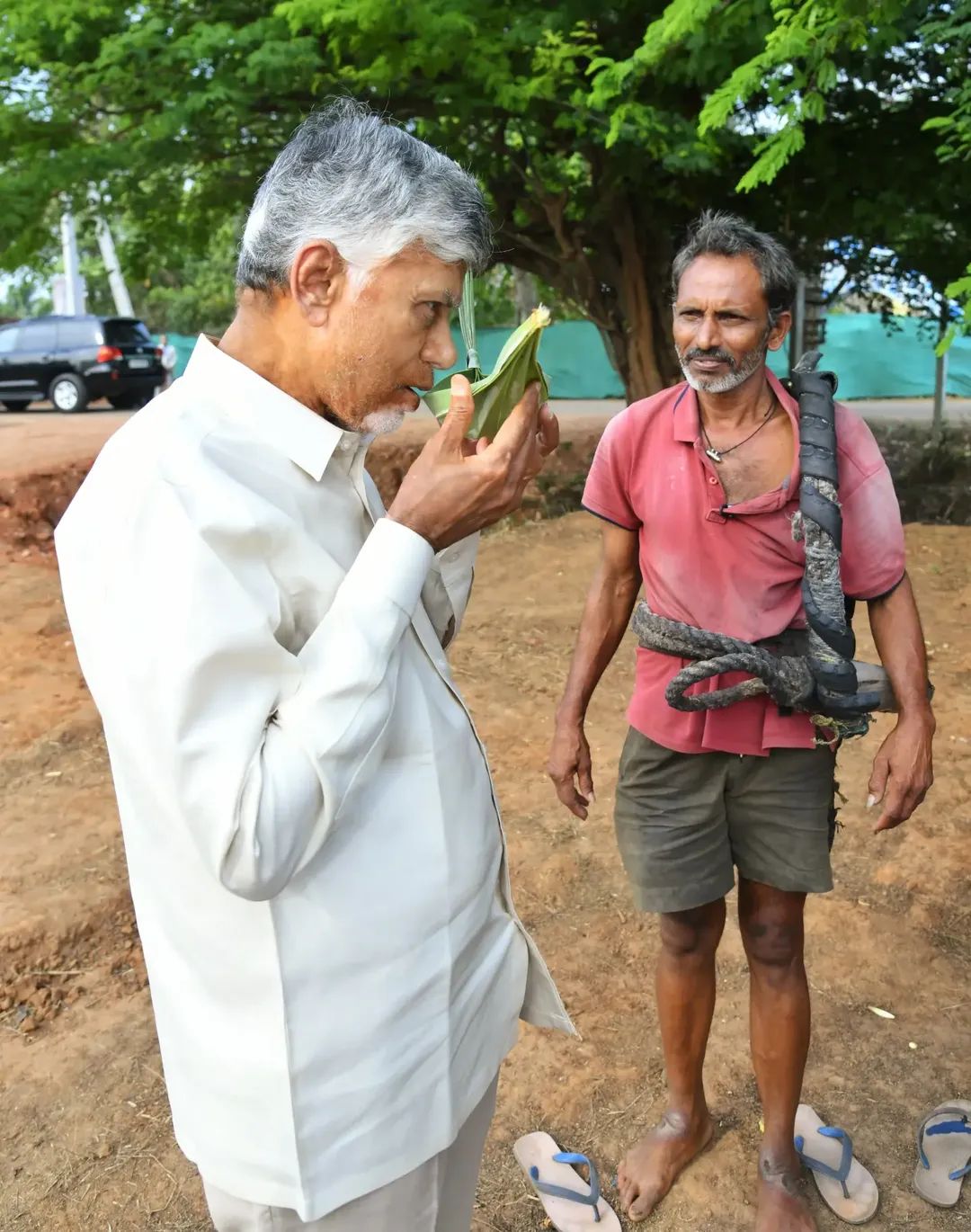 CBN: తాటి చెట్టెక్కిన కార్మికుడిని చూసి మురిసిపోయిన చంద్రబాబు.. కల్లుగీత కార్మికుడి ఇంట్లో సీఎం సందడి!