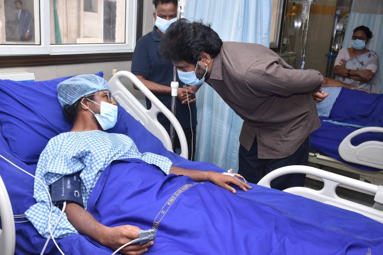 విశాఖ స్టీల్ ప్లాంట్ బాధితులను పరామర్శించిన డిప్యూటీ సీఎం పవన్ కళ్యాణ్