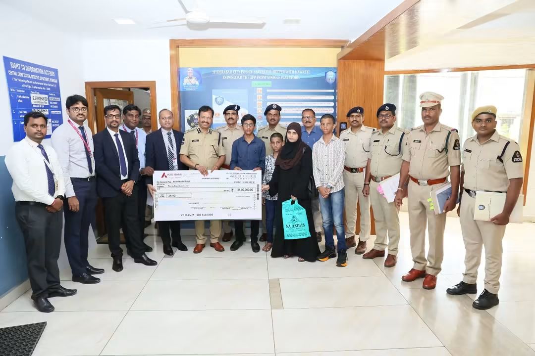హోంగార్డుల కుటుంబాలకు అండగా ప్రభుత్వం, పోలీస్ శాఖ.. రూ.38 లక్షల చొప్పున ప్రమాద బీమా చెక్కులను అందజేసిన హైదరాబాద్ సీపీ