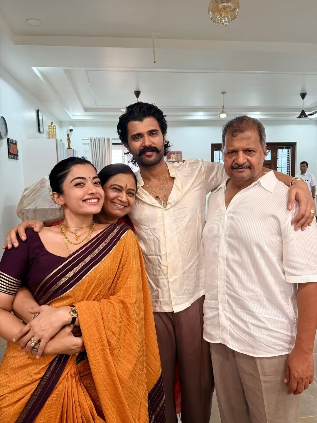 ఇచ్చిన మాట నిలబెట్టుకున్న విజయ్ దేవరకొండ.. 180 మంది ప్రభుత్వ పాఠశాల విద్యార్థులకు స్కాలర్‌షిప్స్ అందజేత!
