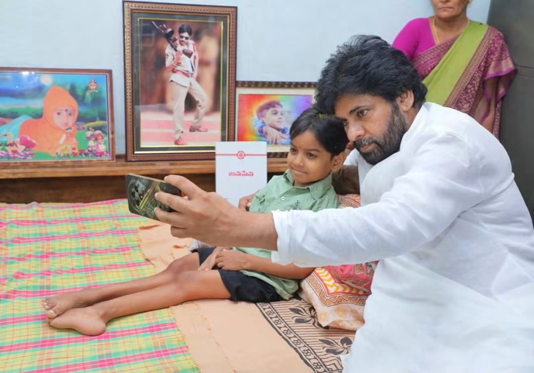 PawanKalyan: అరుదైన వ్యాధితో బాధపడుతున్న అభిమాని నిరంజన్ ను పరామర్శించిన పవన్ కళ్యాణ్ 