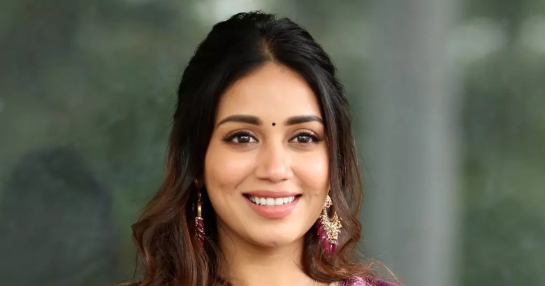 నటి నివేదా పేతురాజ్‌కు స్పెషల్ సర్ప్రైజ్.. #Mega158 సెట్స్ లో సెలబ్రేషన్స్