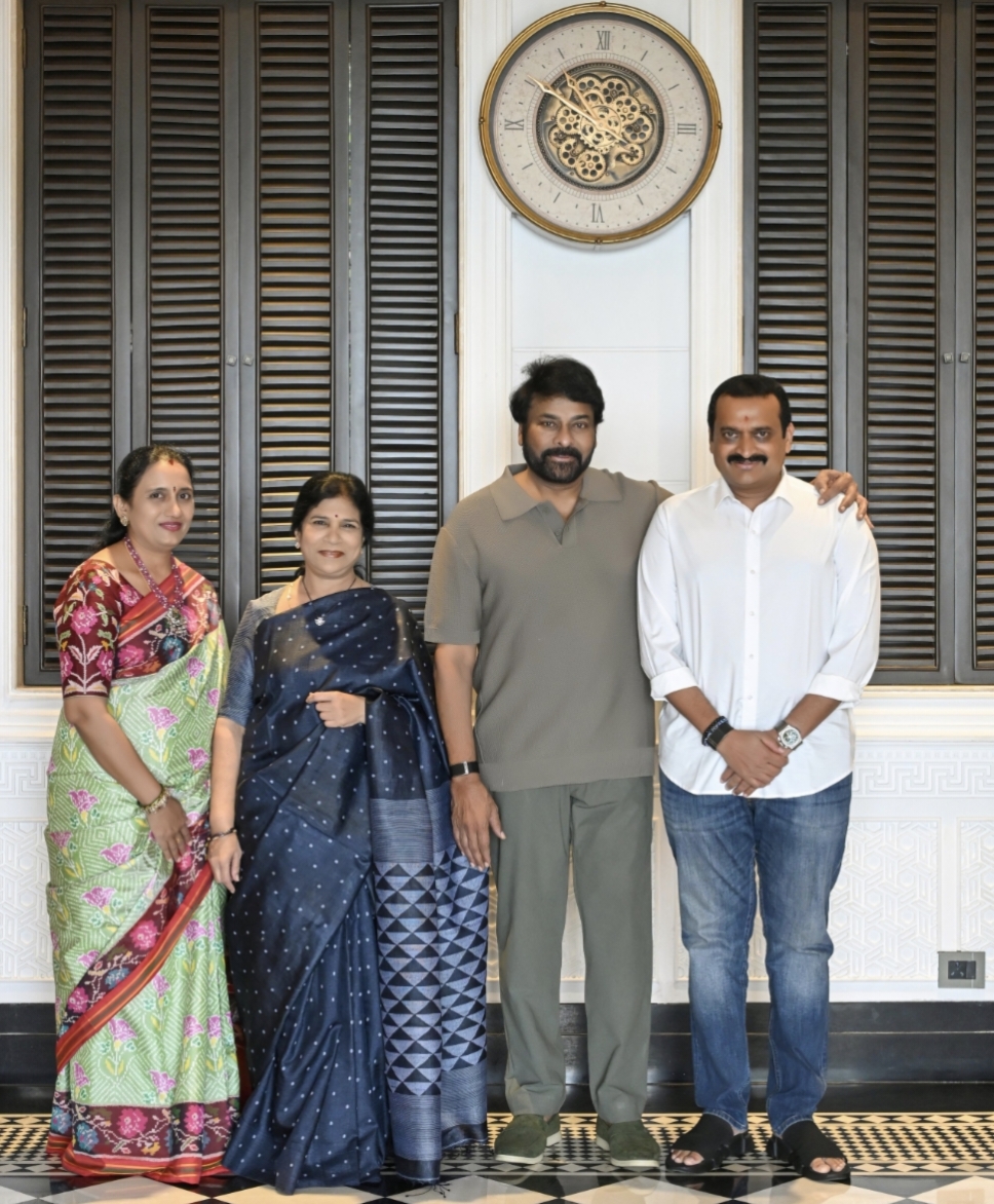 చిరంజీవి దంపతులకు పెళ్లి ఆహ్వానం అందజేసిన బండ్ల గణేశ్.. వైరల్గా ఫొటోలు